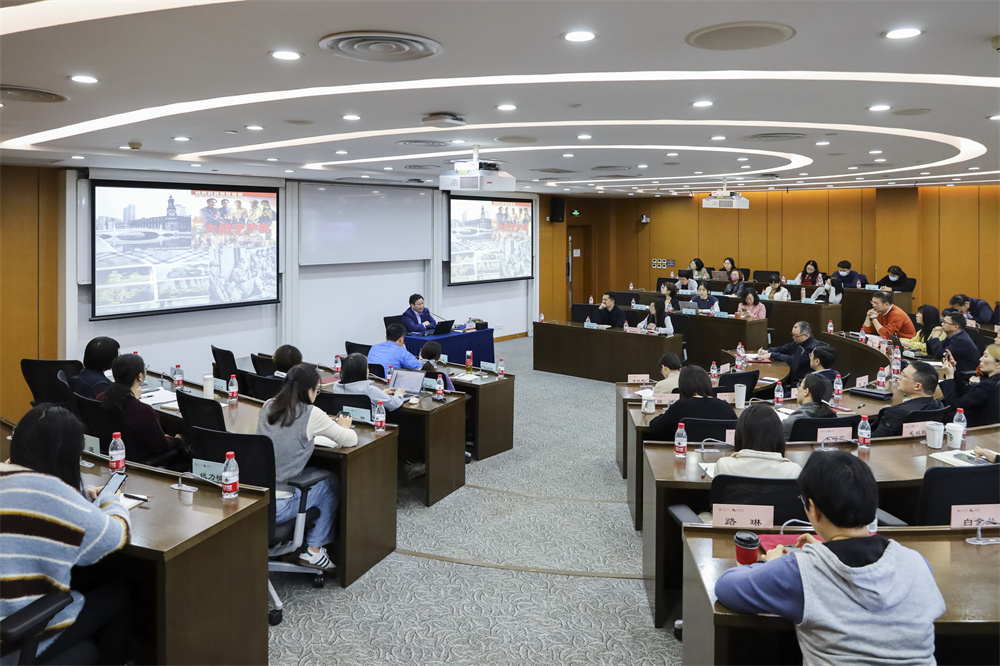 上海现代服务业联合会常务副会长孙建平为学院干部素质能力提升培训班作“领导者的责任与担当”专题辅导报告